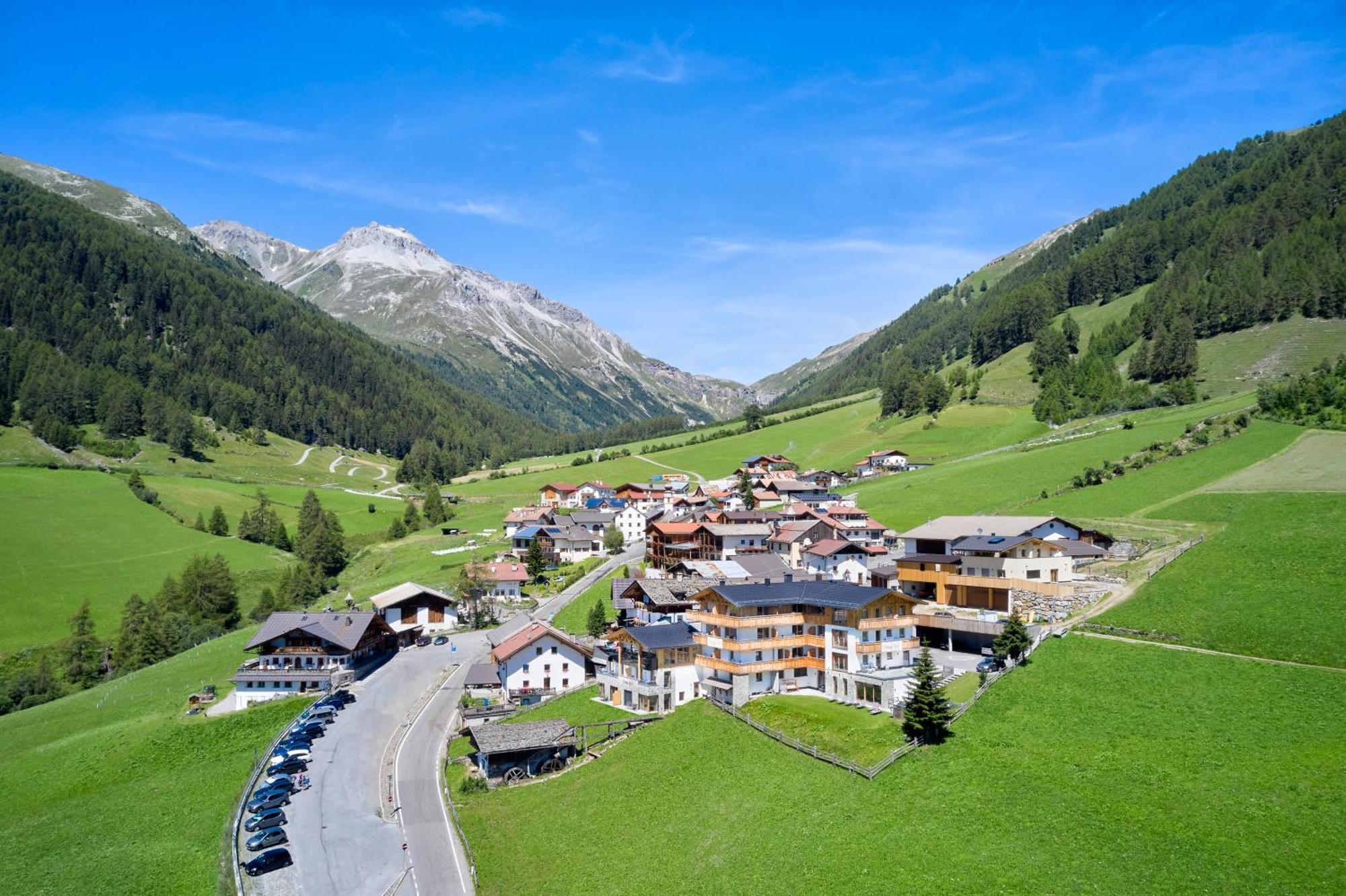 Hotel Anigglhof Malles Venosta Esterno foto